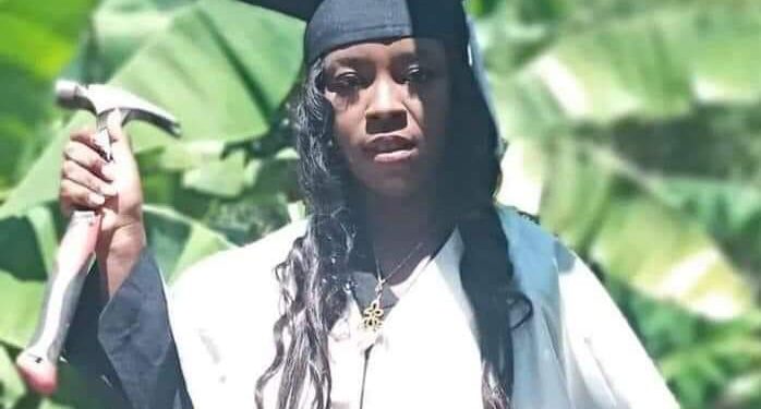 Viral: Joven se gradúa Magna Cum Laude y agradece martillo en mano