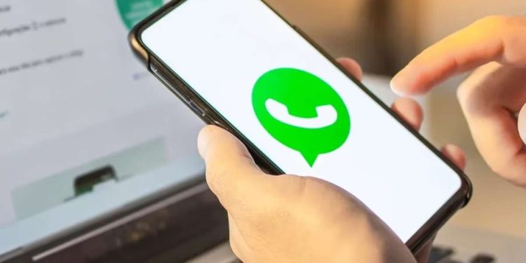 Ciberdelincuentes roban cuentas de WhatsApp asociando un número en otro teléfono