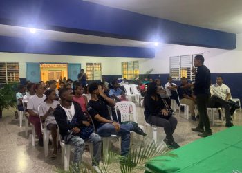 Jóvenes del Sector Abanico de Herrera Participan en Conversatorio «Monetizando las Redes Sociales» con el Consultor Félix J. Metan Montenegro