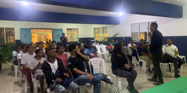 Jóvenes del Sector Abanico de Herrera Participan en Conversatorio «Monetizando las Redes Sociales» con el Consultor Félix J. Metan Montenegro