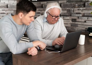 Adultos mayores vulnerables ante fraudes digitales
