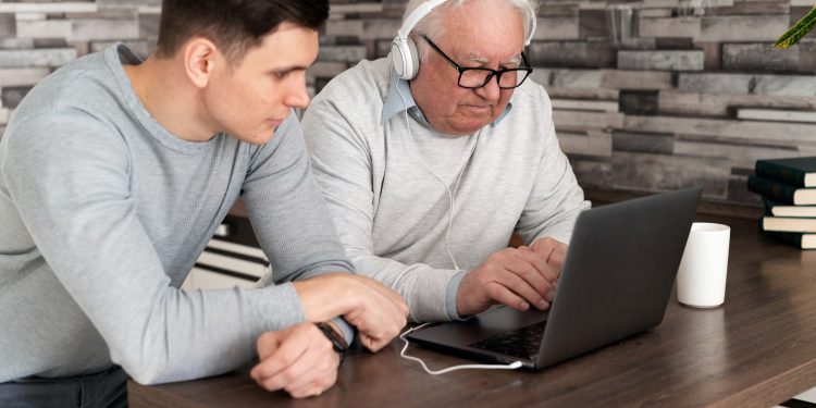 Adultos mayores vulnerables ante fraudes digitales