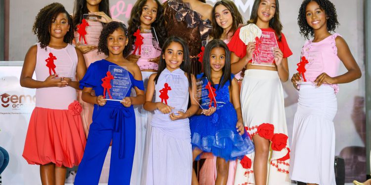Gema Academy celebra su primer aniversario con emotivo desfile «MOM & GEMA»