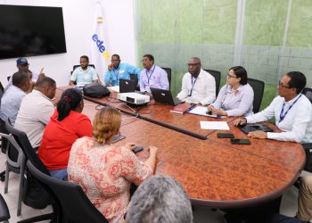Edeeste se reúne con comunitarios de Brisas del Este para fortalecer vínculos de colaboración a favor de mejorar el servicio en la zona