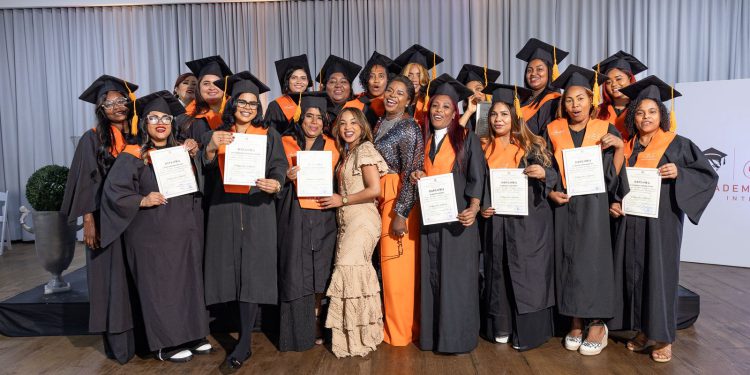Academia Andrea y MINERD gradúan nuevas técnicas en peluquería y estética, impulsando la transformación social y el empoderamiento femenino