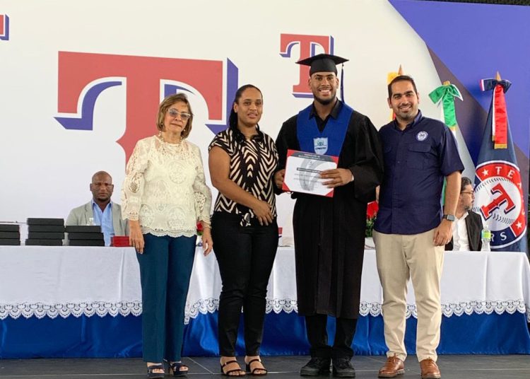 Más de 50 prospectos de béisbol integran el primer grupo de bachilleres graduados de CENAPEC de la promoción 2024-2025
